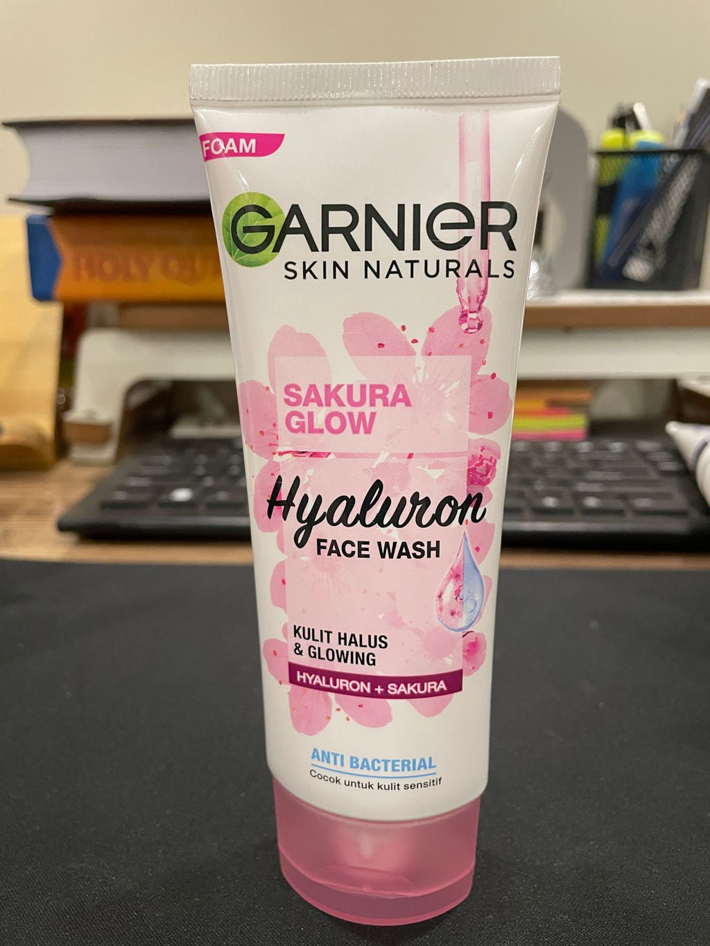 Garnier Sakura Glow Hyaluron Face Wash, 100 ml