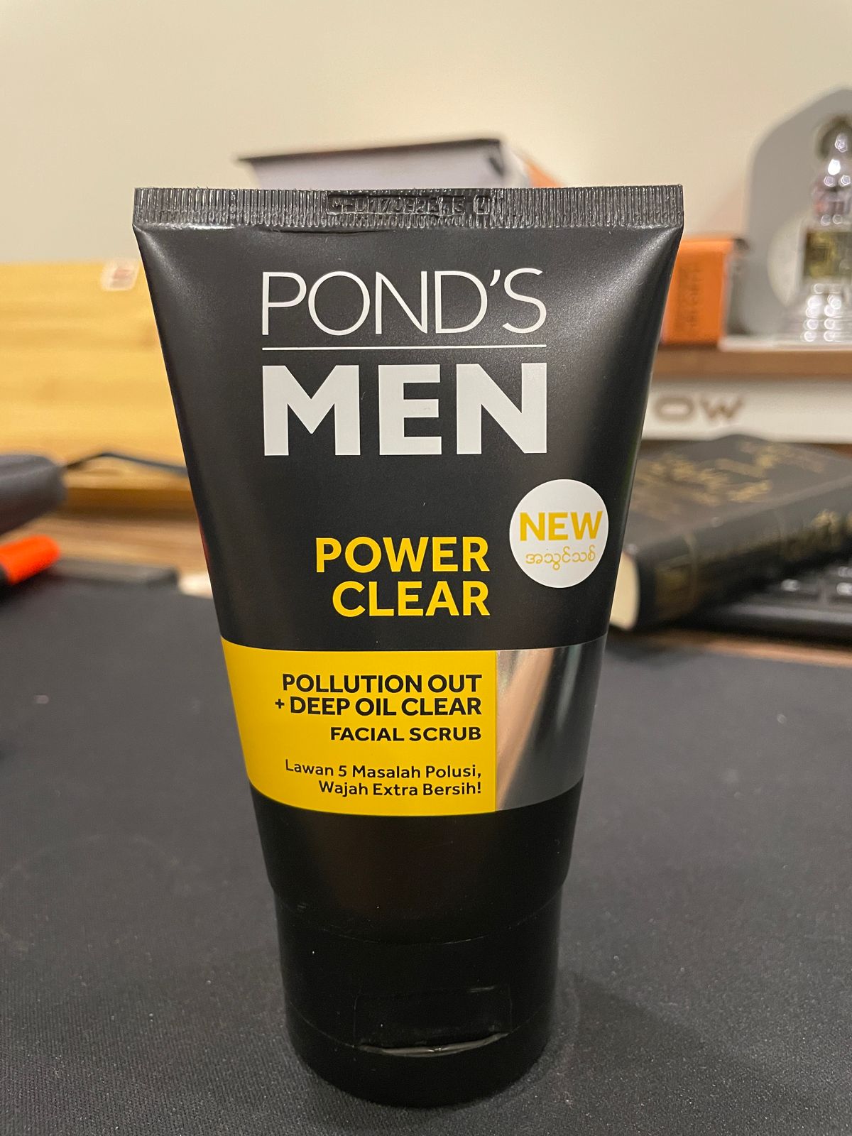 Pond's Men Power Clear Pollution Out + Deep Oil Clear Facial Scrub, 100 ml