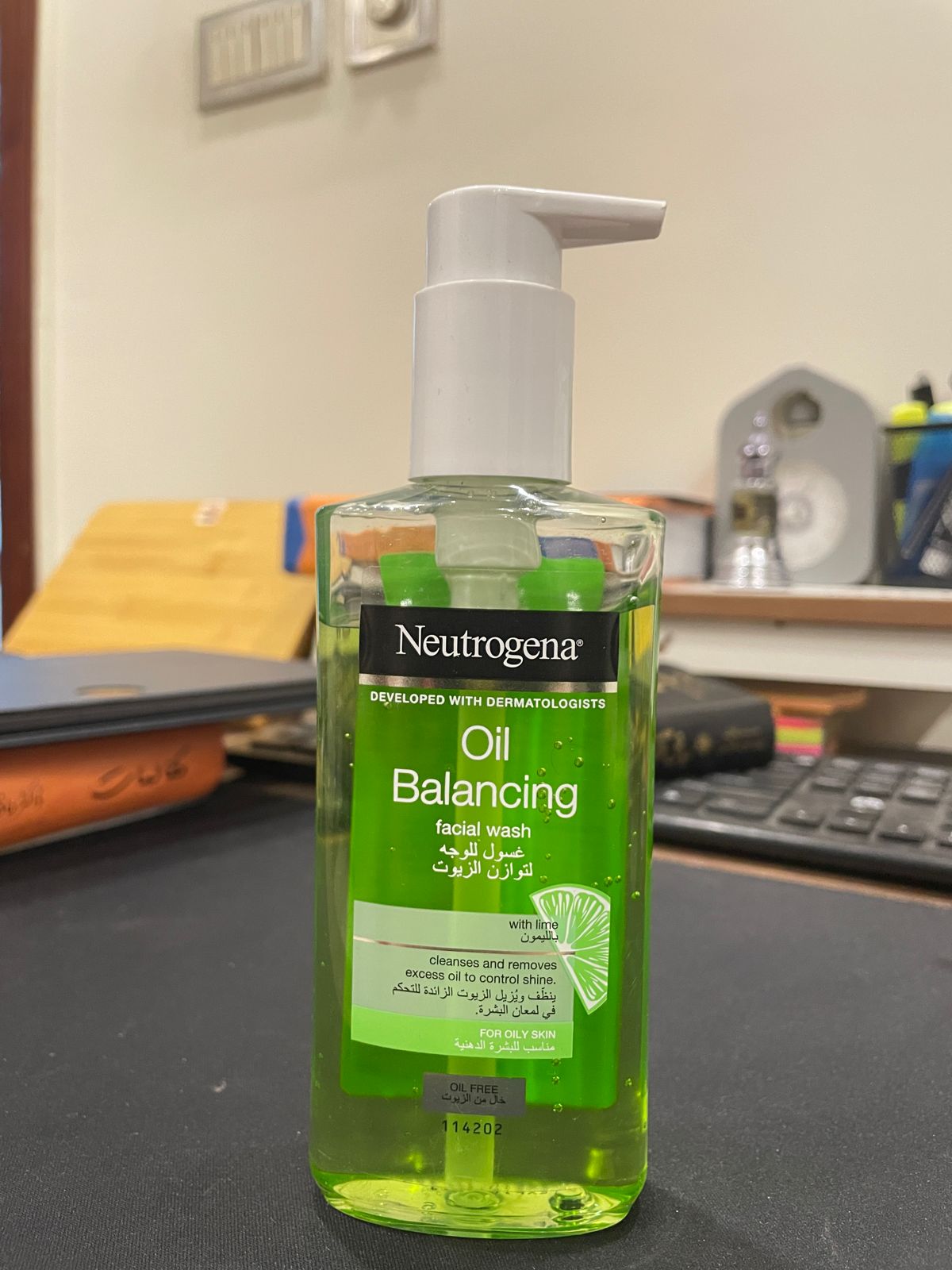 Neutrogena Oil Balancing Facial Wash With Lime, 200 ml